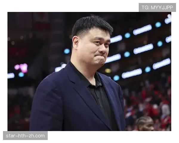 杨瀚森训练场上铁人，出了门立马变街头大叔？这反差也太让人笑喷了！